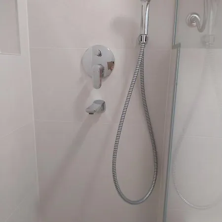 Mala Kuca Divna *